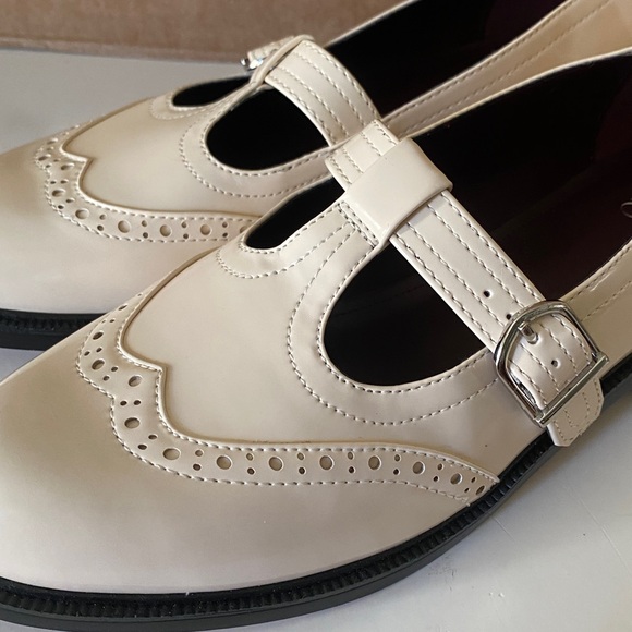 Franco Sarto Cream Loafers with Black Soles - Picture 3 of 6